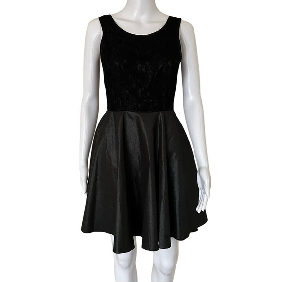 Walter Baker Dresses & Skirts - Walter by Walter Baker Black lace Mini flowy dress